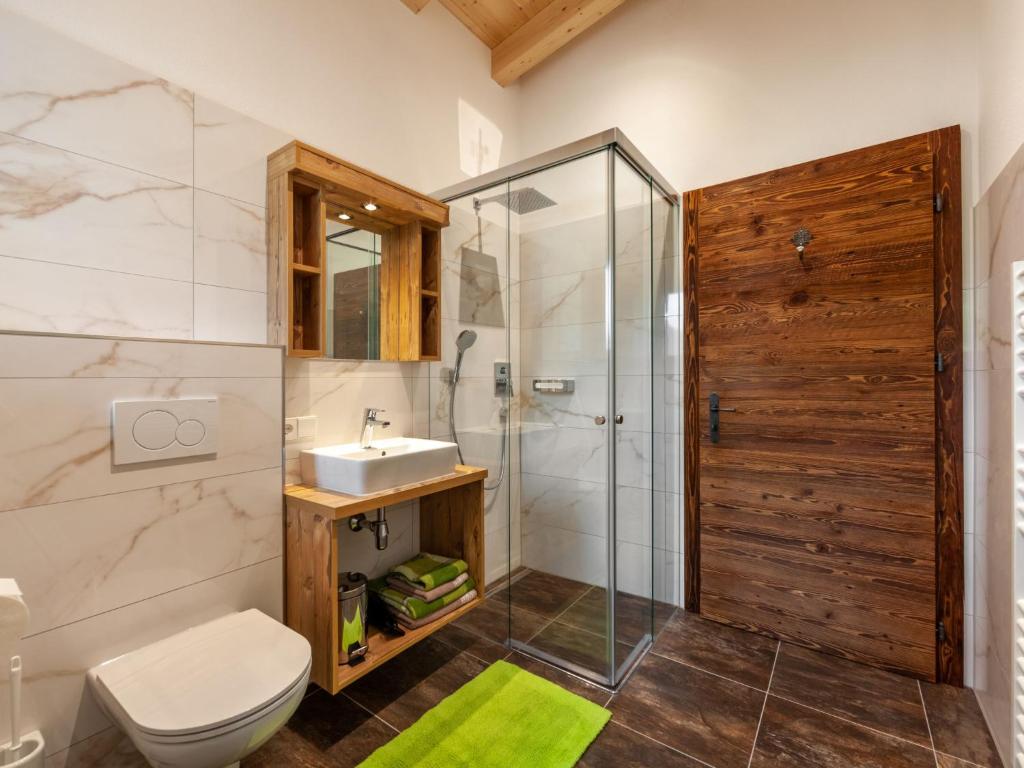 Koupelna v ubytování Apartment Chalet Spatn by Interhome