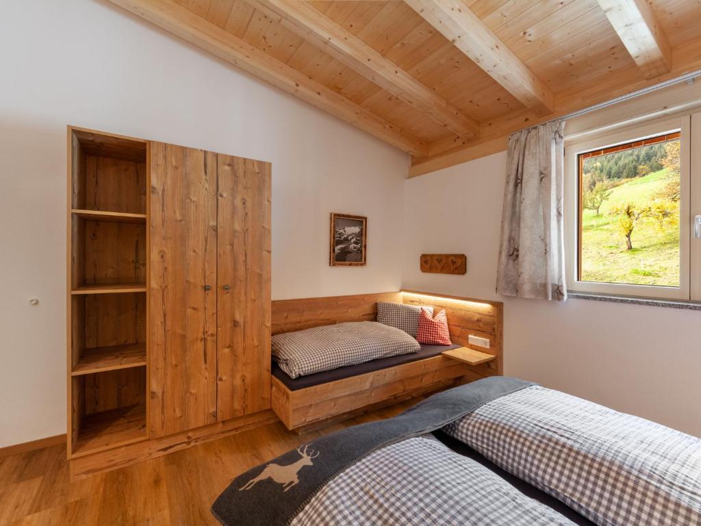 Postel nebo postele na pokoji v ubytování Apartment Chalet Spatn by Interhome