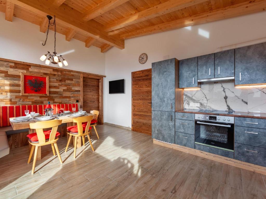 Kuchyň nebo kuchyňský kout v ubytování Apartment Chalet Spatn by Interhome