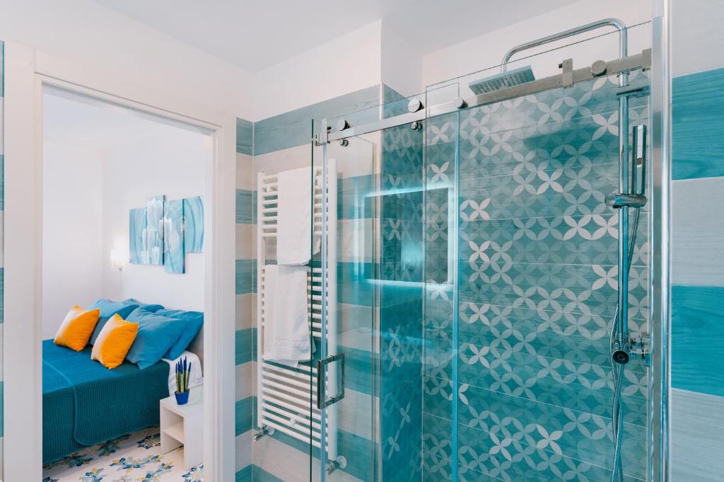 ein Bad mit Dusche und ein Bett darin in der Unterkunft Villa Eris Amalfi Coast in Conca dei Marini