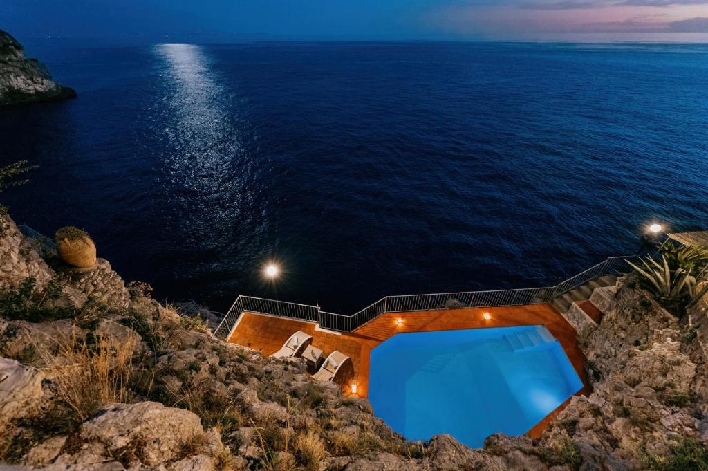 Der Swimmingpool an oder in der Nähe von Villa Eris Amalfi Coast