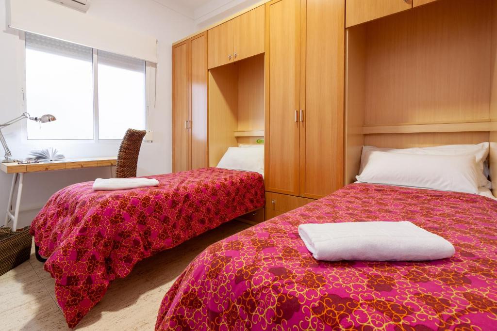 Posteľ alebo postele v izbe v ubytovaní Sea & Wave Soho Family Apartment