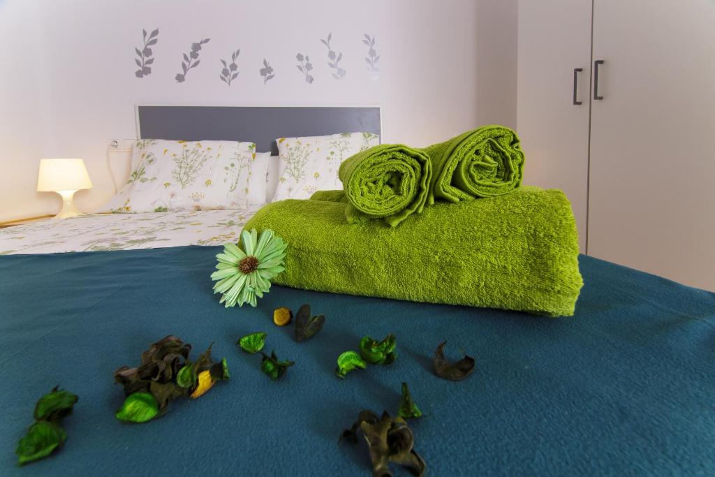 A bed or beds in a room at Sea & Wave Don Cristian Apartment
