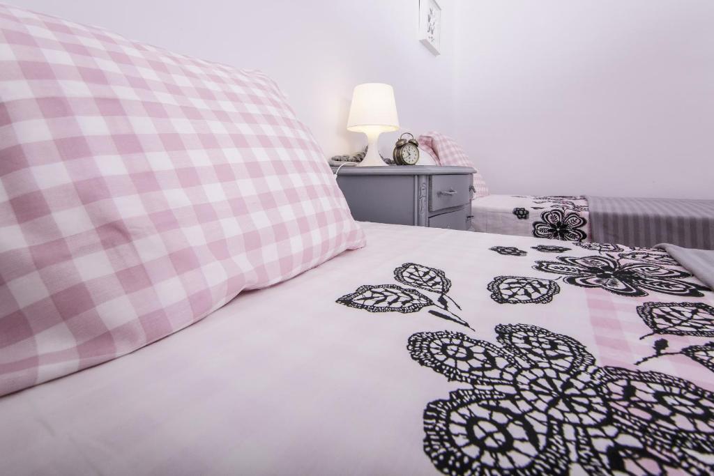 A bed or beds in a room at Sea & Wave Don Cristian Apartment
