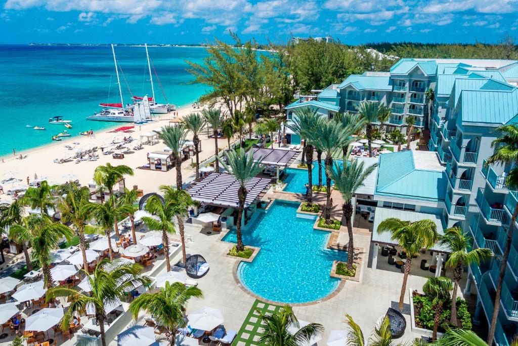 z powietrza widok na ośrodek i plażę w obiekcie The Westin Grand Cayman Seven Mile Beach Resort & Spa w mieście George Town