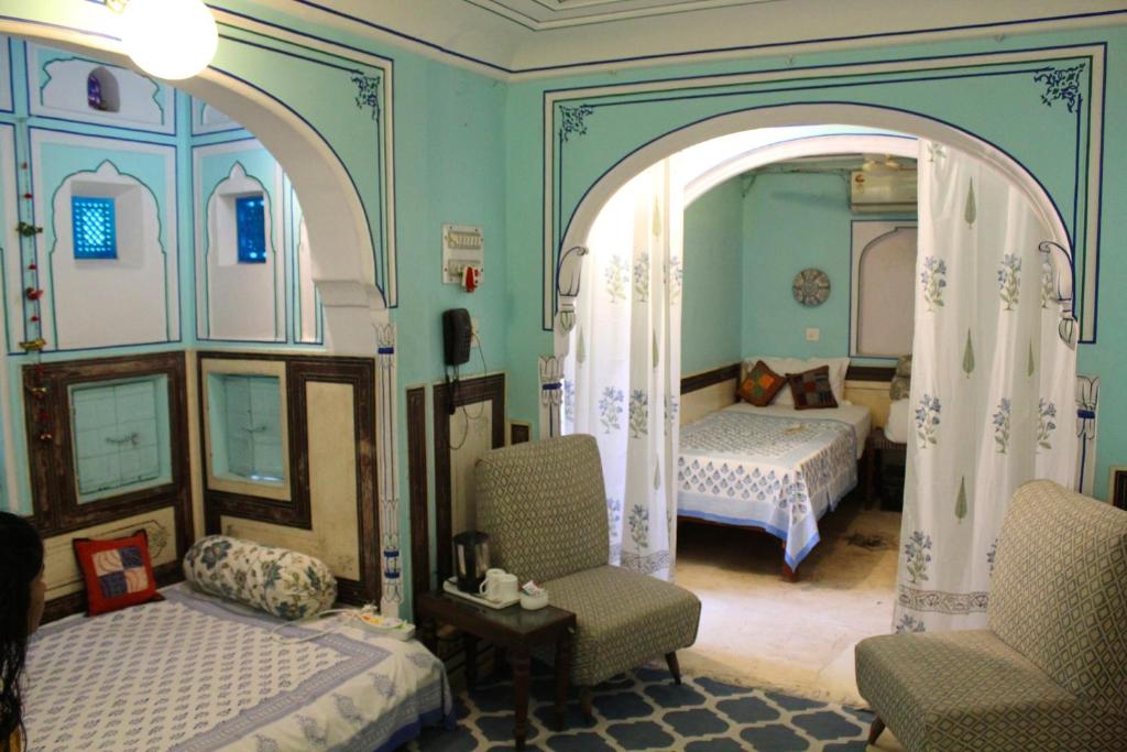 Postel nebo postele na pokoji v ubytování Jaipur Haveli