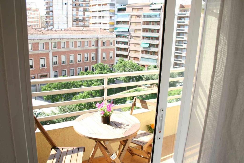 ein Balkon mit Tisch und Stühlen und einem Fenster in der Unterkunft Las Minvas Centro in Castellón de la Plana
