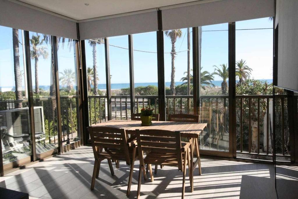 d'une salle à manger avec une table et des chaises sur un balcon. dans l'établissement Minva apartamento junto al mar, à Grao de Castellón