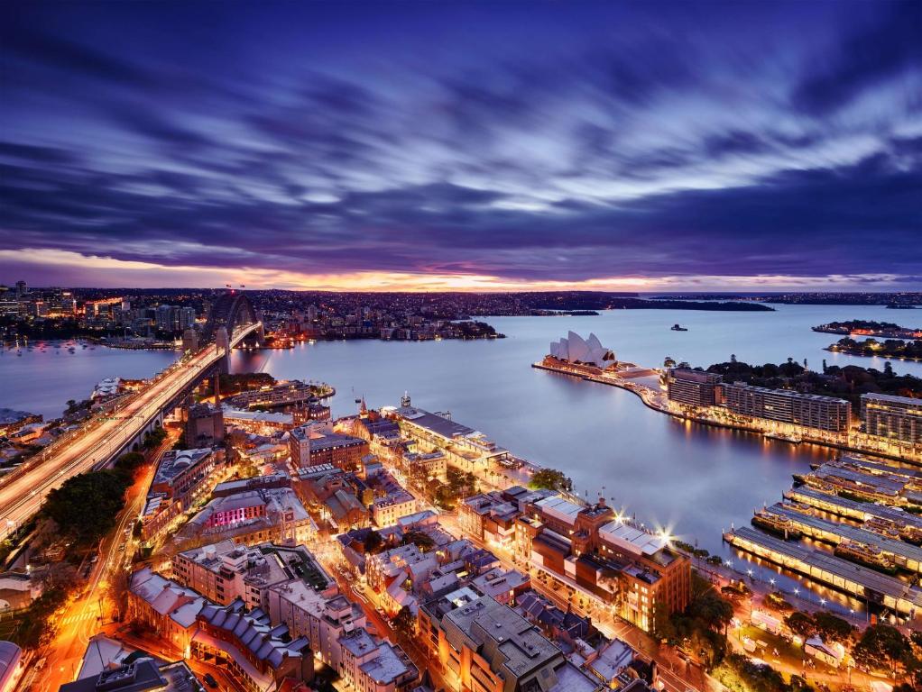 una vista aérea de una ciudad con puerto por la noche en Shangri-La Sydney en Sídney