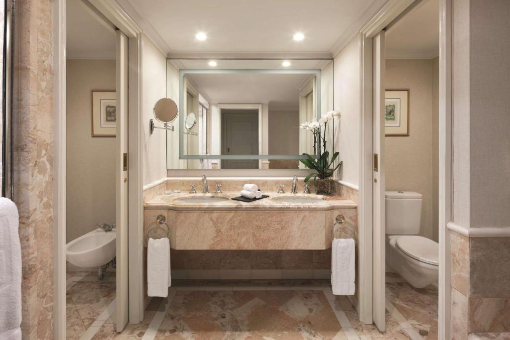 Koupelna v ubytování Shangri-La Sydney