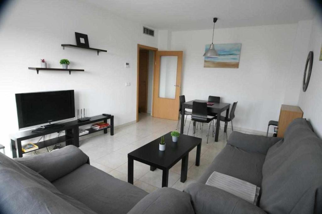una sala de estar con un sofá y una mesa en Las Minvas universidad, en Castellón de la Plana