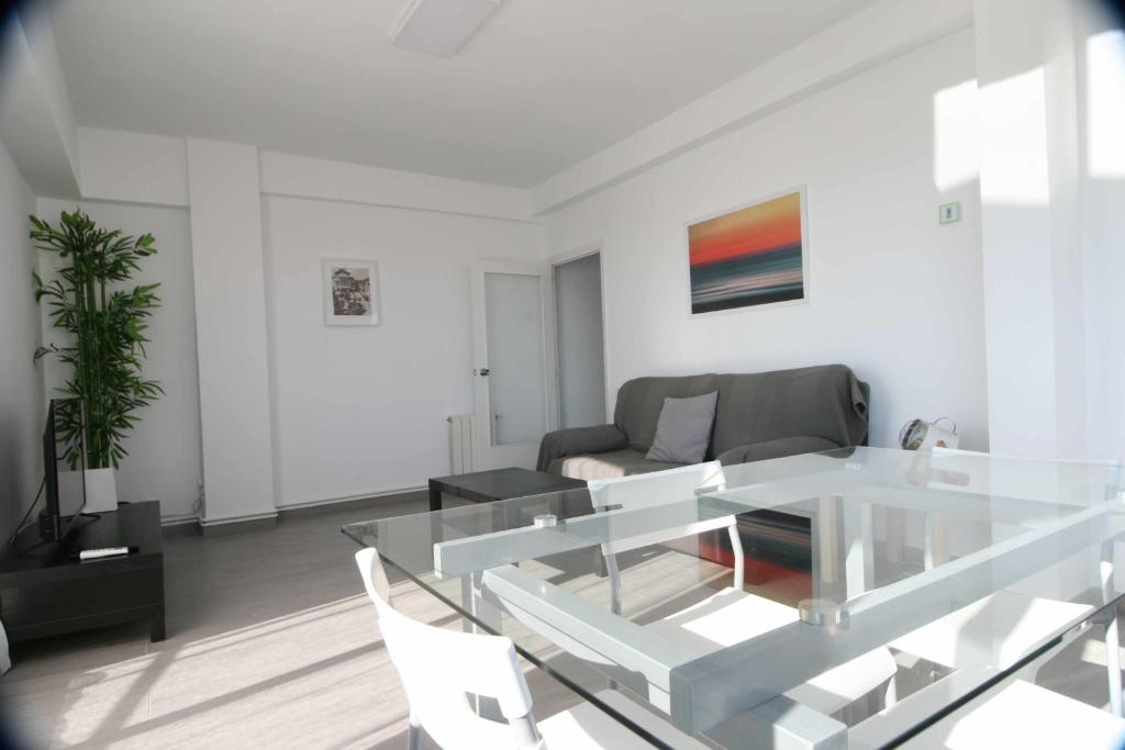 ein Wohnzimmer mit einem Glastisch und einer Couch in der Unterkunft Las Minvas Teatro in Castellón de la Plana