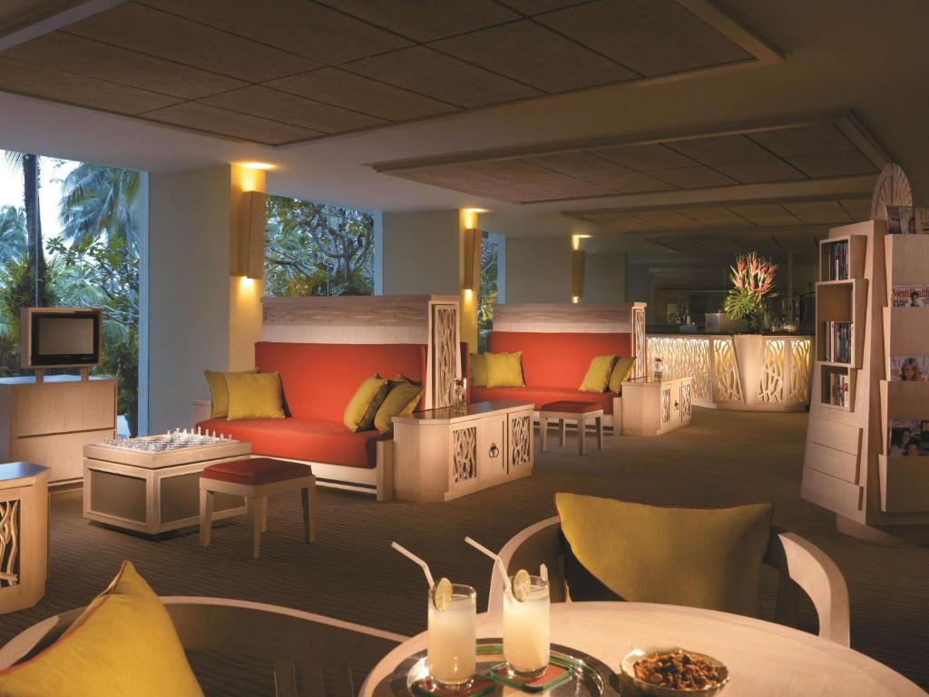 Televiisor ja/või meelelahutuskeskus majutusasutuses Shangri-La Golden Sands, Penang