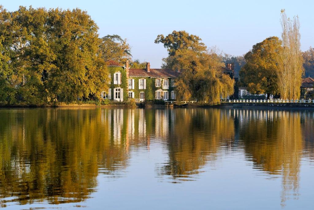 ein Haus am See in der Unterkunft Chambre d'Hôtes La Maisonnette in Étusson