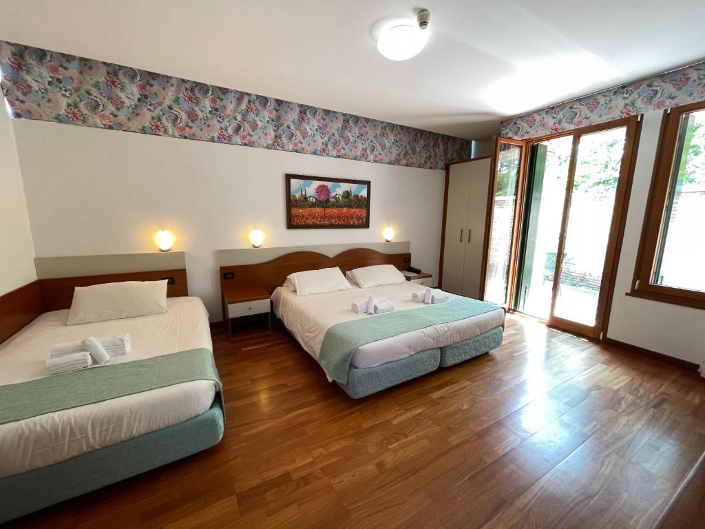 een hotelkamer met 2 bedden in een kamer bij Hotel Meridiana in Sirmione