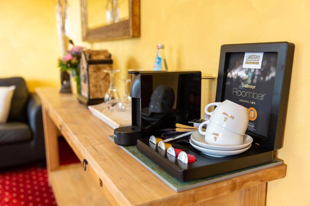 Příslušenství pro přípravu čaje a kávy v ubytování Hotel Landhaus Knappmann