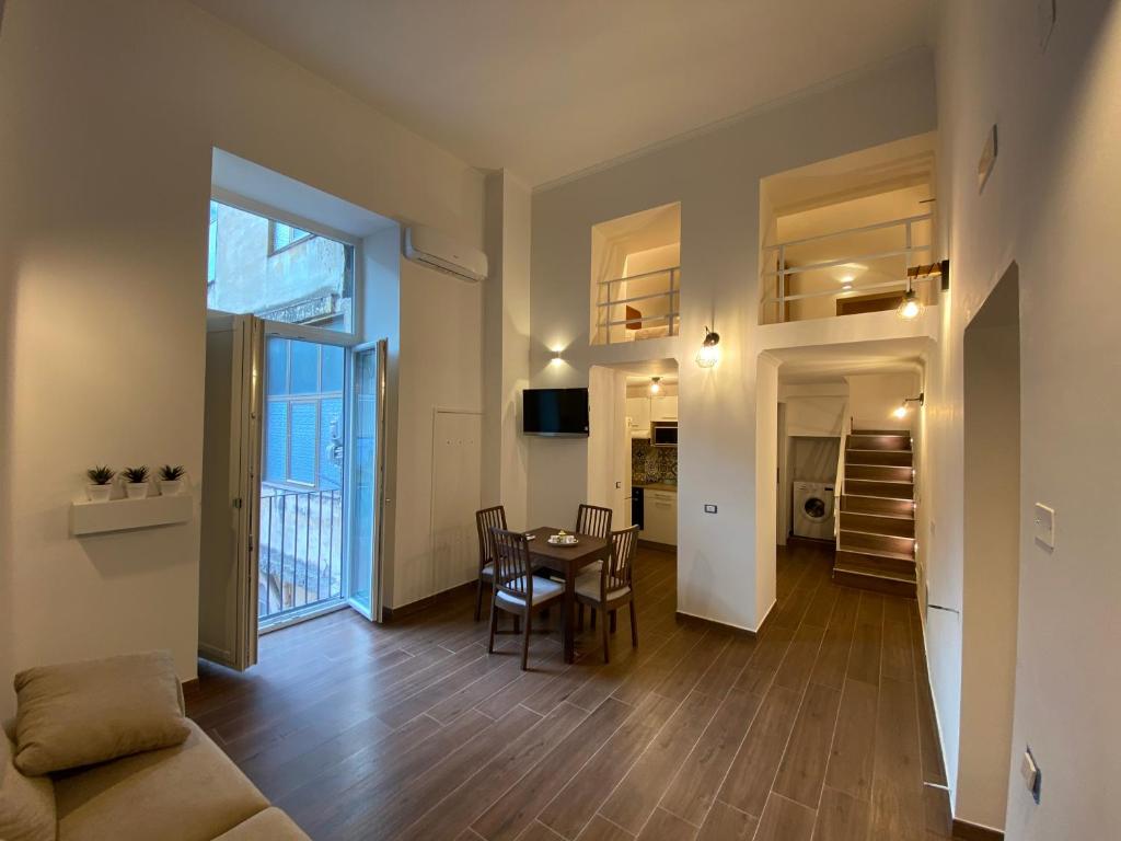 ein Wohnzimmer und ein Esszimmer mit einem Tisch in der Unterkunft Silvi's House in Neapel