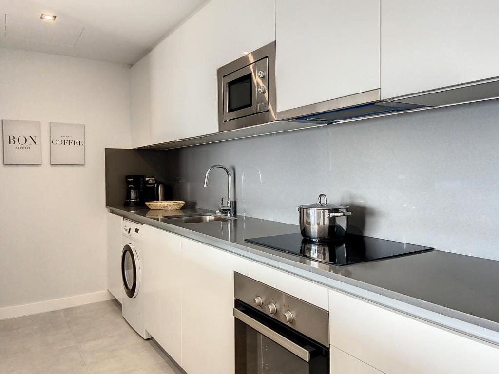 Kuchnia lub aneks kuchenny w obiekcie Via Celere 2330 Sea View Apartment