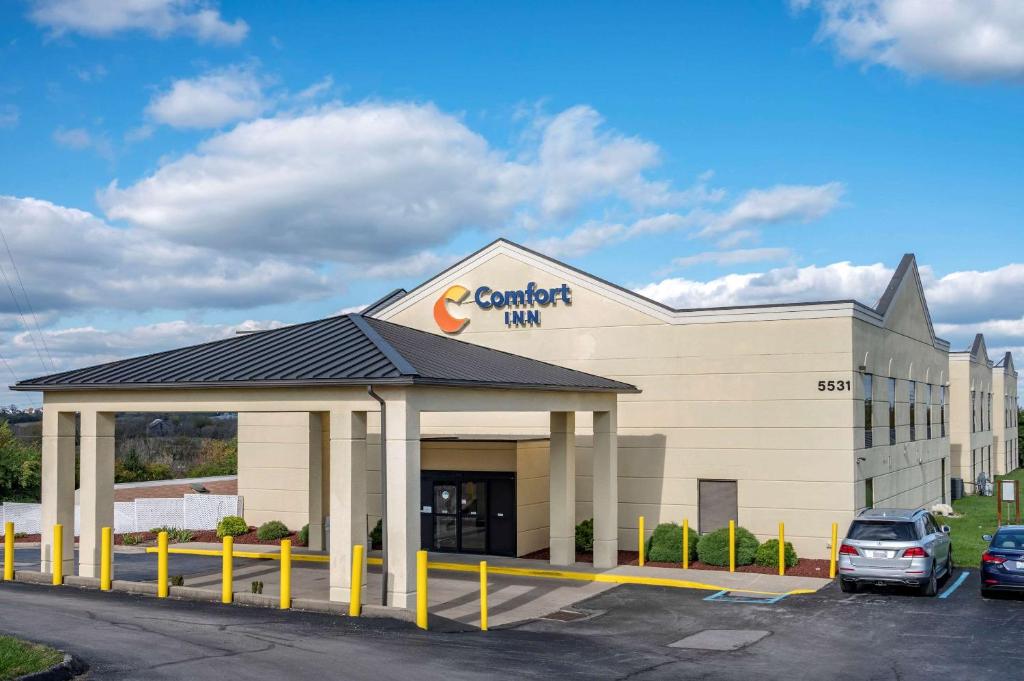 a carolina inn building with cars parked in a parking lot at Comfort Inn Hamburg Area I-75 Lexington in Lexington