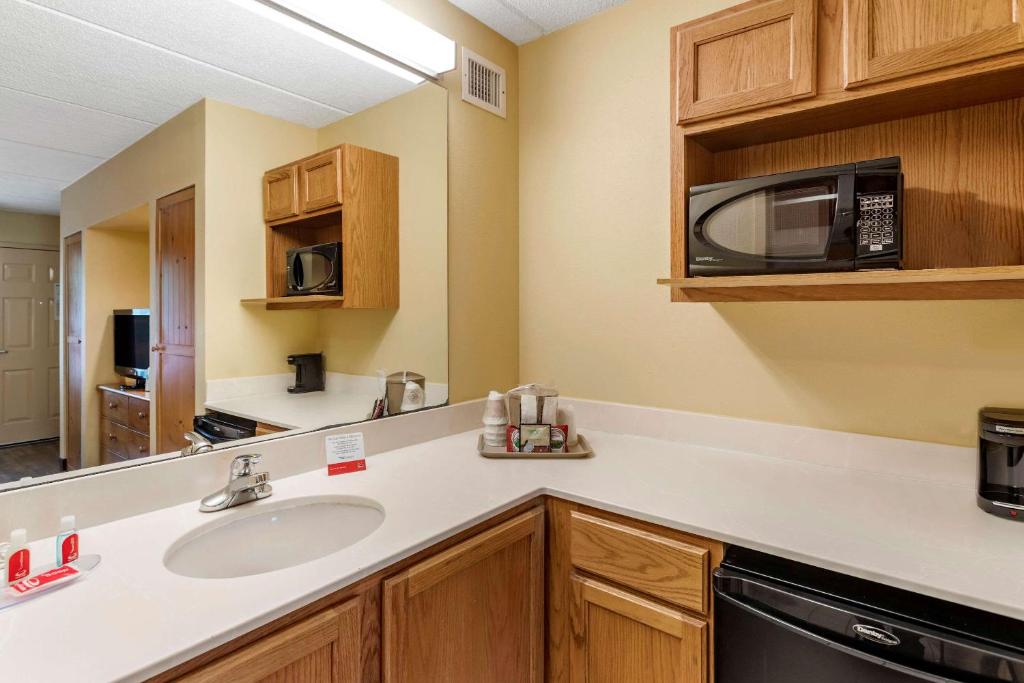 Una cocina o zona de cocina en Econo Lodge Pigeon Forge Riverside