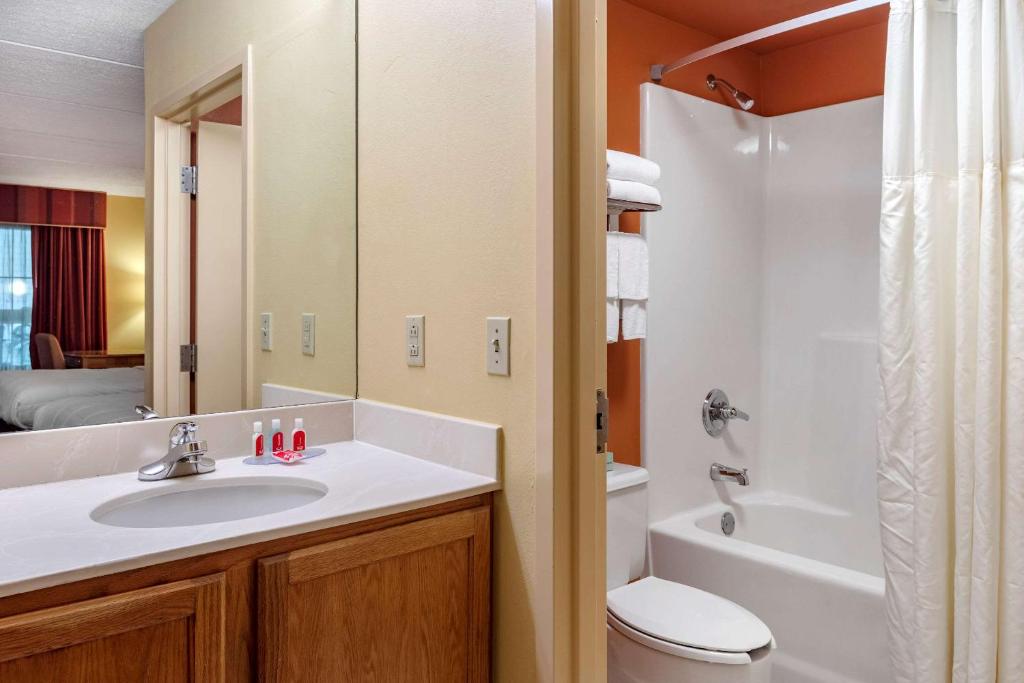 Un baño de Econo Lodge Pigeon Forge Riverside