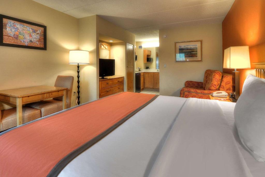 Una televisión o centro de entretenimiento en Econo Lodge Pigeon Forge Riverside