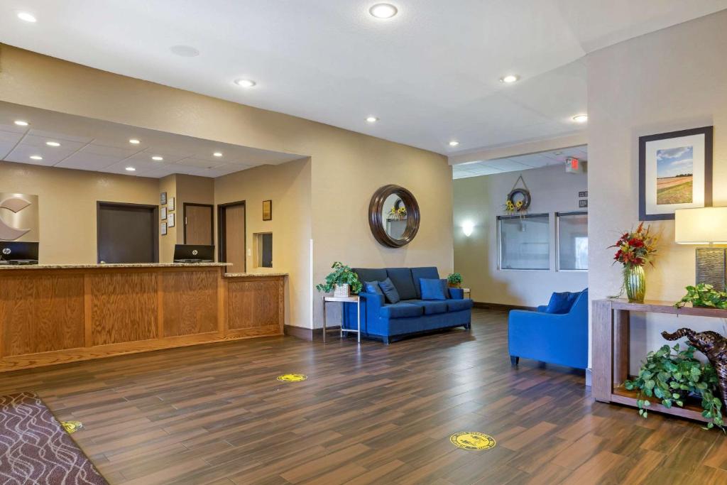 un hall d'un hôpital avec des chaises bleues et une salle d'attente dans l'établissement Comfort Inn & Suites Pittsburg, à Pittsburg