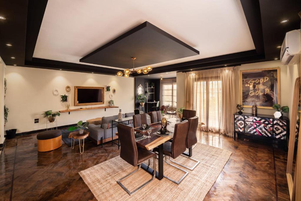 The Bold Parisian House - Steps From The Best Mall in Cairo - Housity