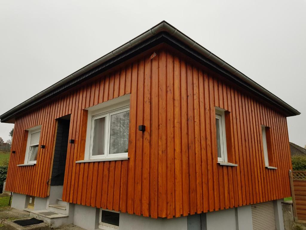DrolshagenにあるUnterkunft Iseringhausenの赤い屋根と窓が2つある家