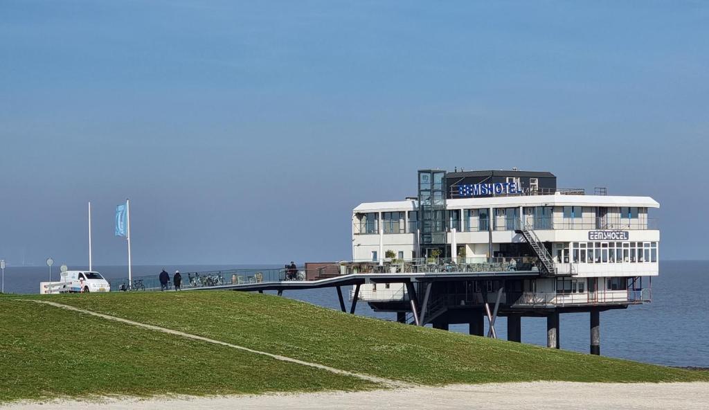een gebouw op een pier in het water bij Eemshotel in Delfzijl