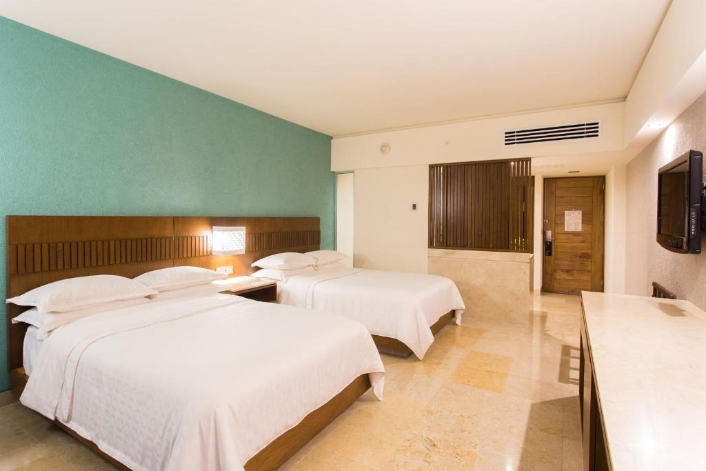 Voodi või voodid majutusasutuse Sheraton Buganvilias Resort & Convention Center toas