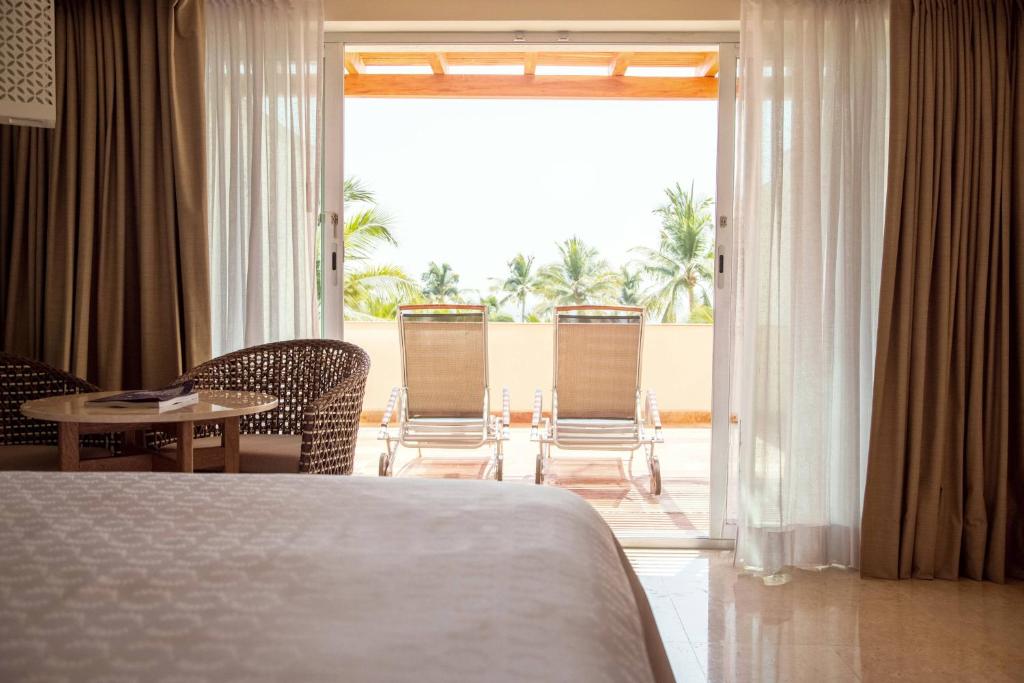 Voodi või voodid majutusasutuse Sheraton Buganvilias Resort & Convention Center toas
