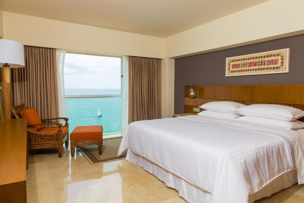 Voodi või voodid majutusasutuse Sheraton Buganvilias Resort & Convention Center toas