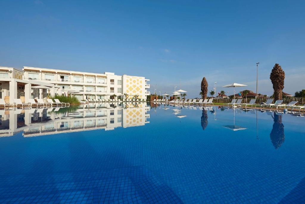 Bazén v ubytování Radisson Blu Resort Saidia Beach nebo v jeho okolí