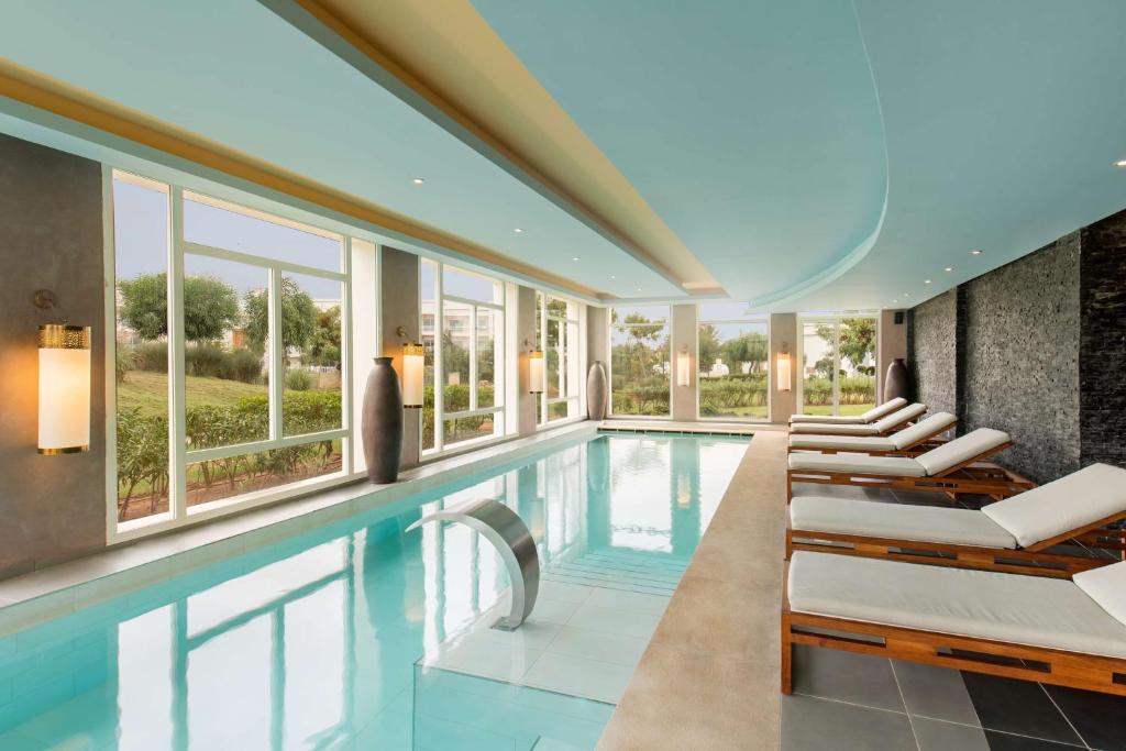 Bazén v ubytování Radisson Blu Resort Saidia Beach nebo v jeho okolí