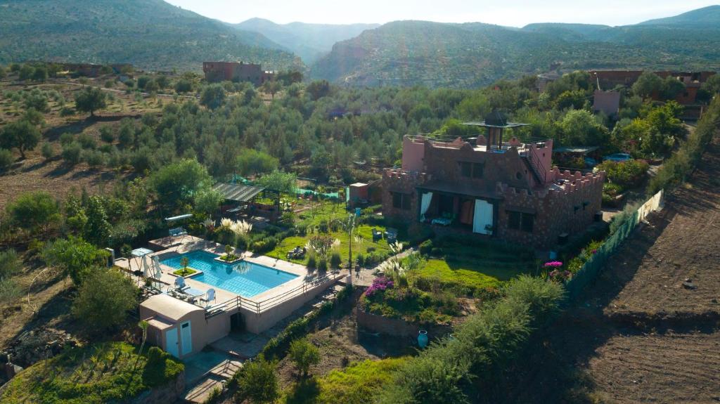 uma vista aérea de uma casa com piscina em Les Jardins Yasmina Bin el-Ouidane em Bin el Ouidane