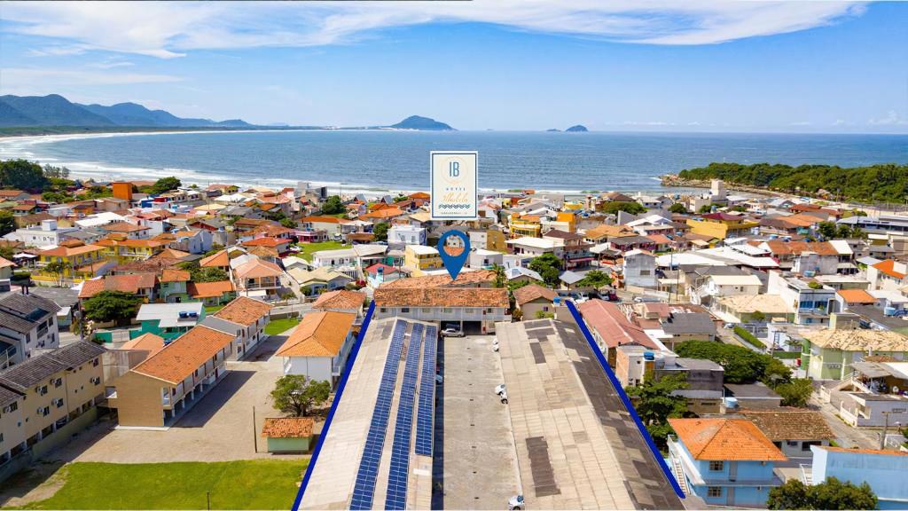 una vista aérea de una ciudad con un tren en Hotel Residencial Ilhabela, en Florianópolis