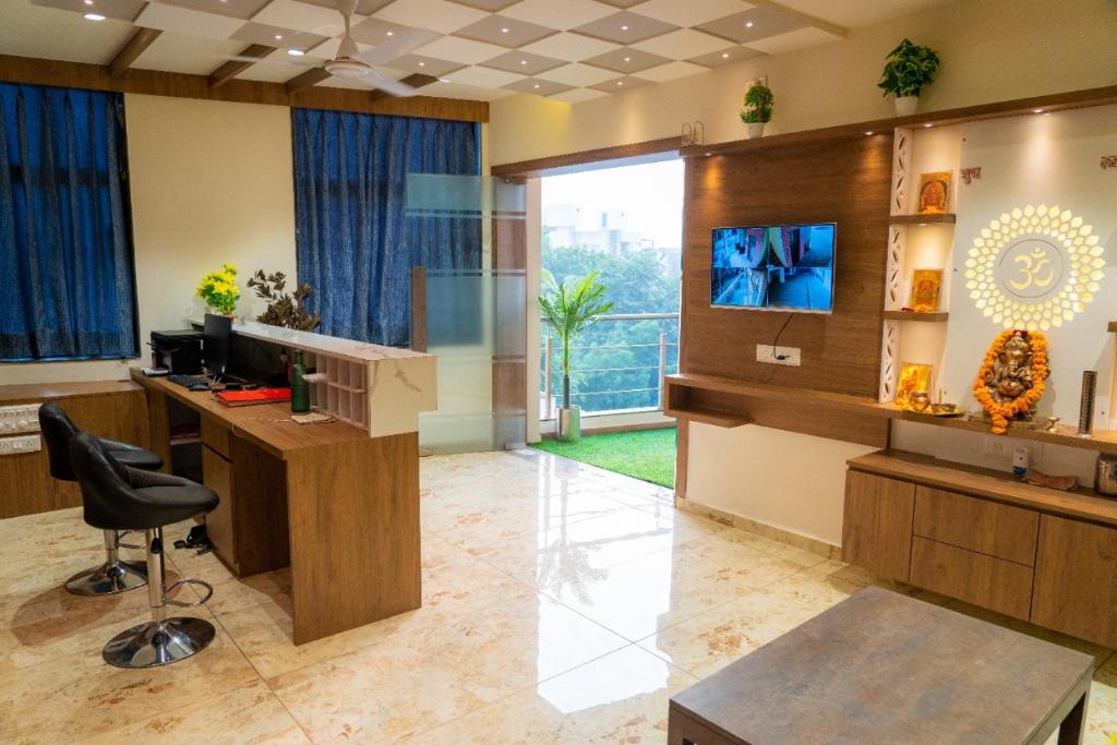 ein Büro mit einem Schreibtisch und einem Computer in einem Zimmer in der Unterkunft Hotel Lee Grand in Anand