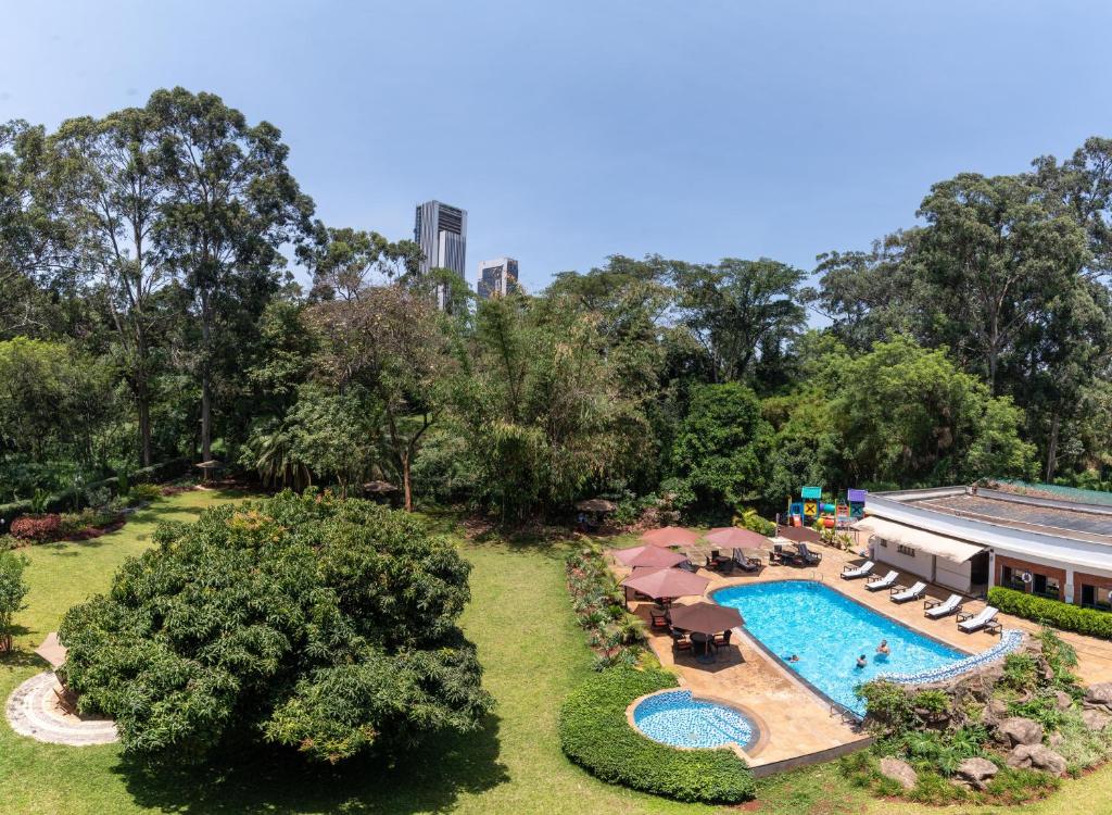 een uitzicht over een zwembad in een park bij Heri Heights Serviced Apartments by Trianum in Nairobi