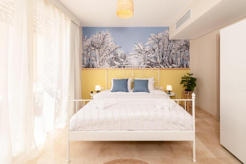 Exotic 1BDR w Outdoor Terrace Pool & Beach Access