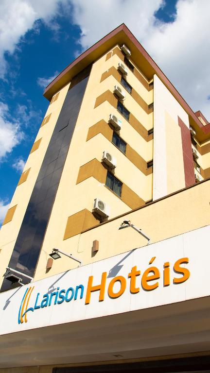 波多韦柳Larison Executive - by Easy Hotéis的前面有酒店标志的建筑