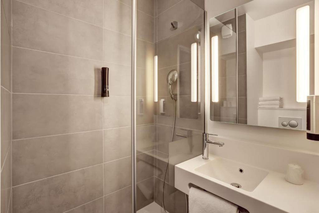 Koupelna v ubytování B&B HOTEL Evian Publier