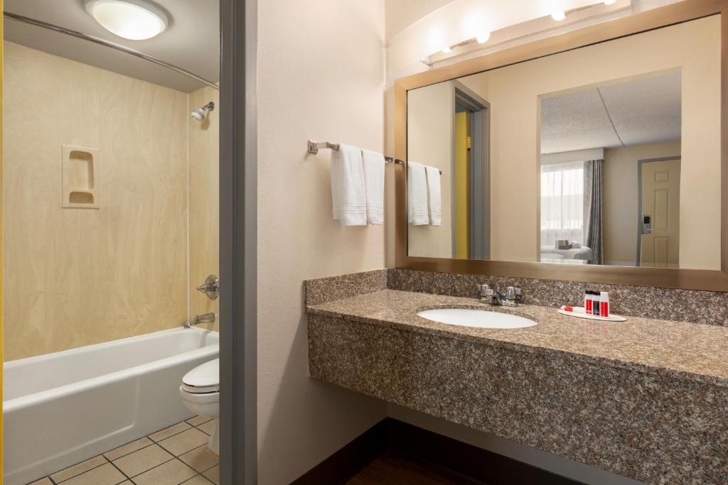 Hotel Bo, a Days Inn by Wyndham Chattanooga Downtown - Double Room With Two Double Beds - Non-Smoking