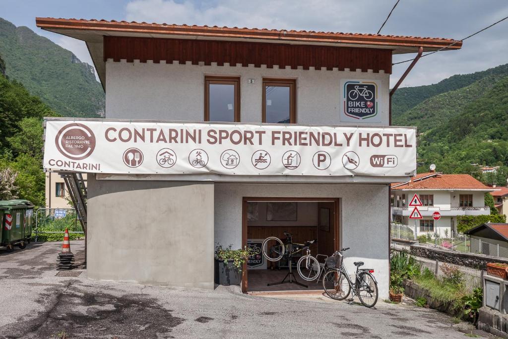 Nespecifikovaný výhled na hory nebo výhled na hory při pohledu z hotelu