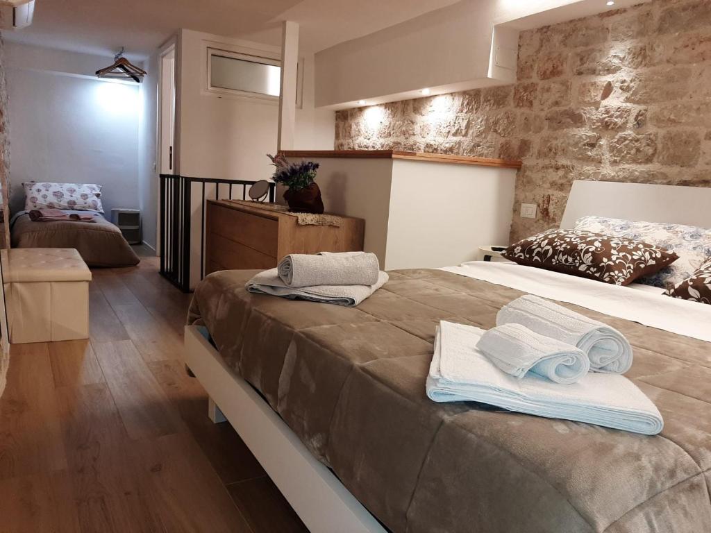 Łóżko lub łóżka w pokoju w obiekcie Appartamento Gattapone 9
