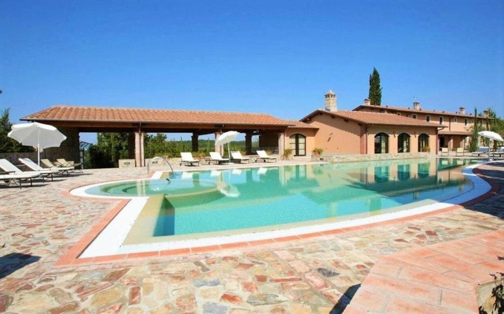uma piscina em frente a uma casa em Villa Piaggetta 22 em Montaione