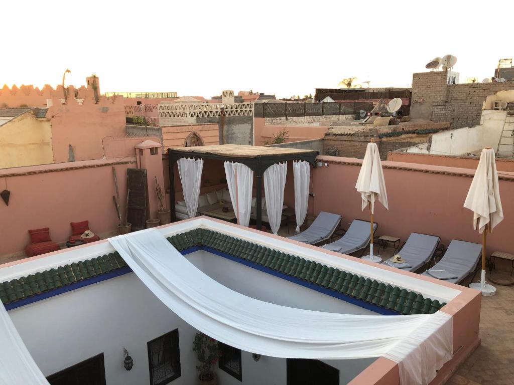 Balkon atau teras di Riad Sin