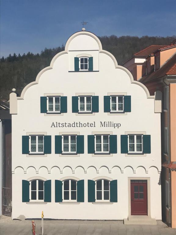um grande edifício branco com as palavras ministério australiano em Altstadthotel Millipp em Beilngries