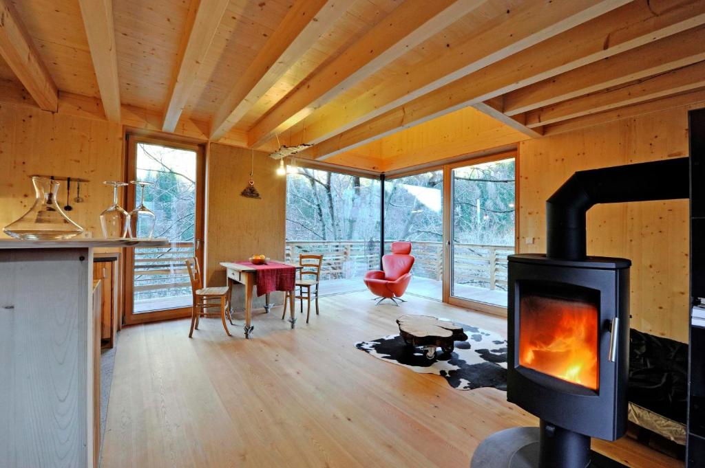 un soggiorno con stufa a legna in una casa di Laugen Lodge a San Pancrazio dʼUltimo