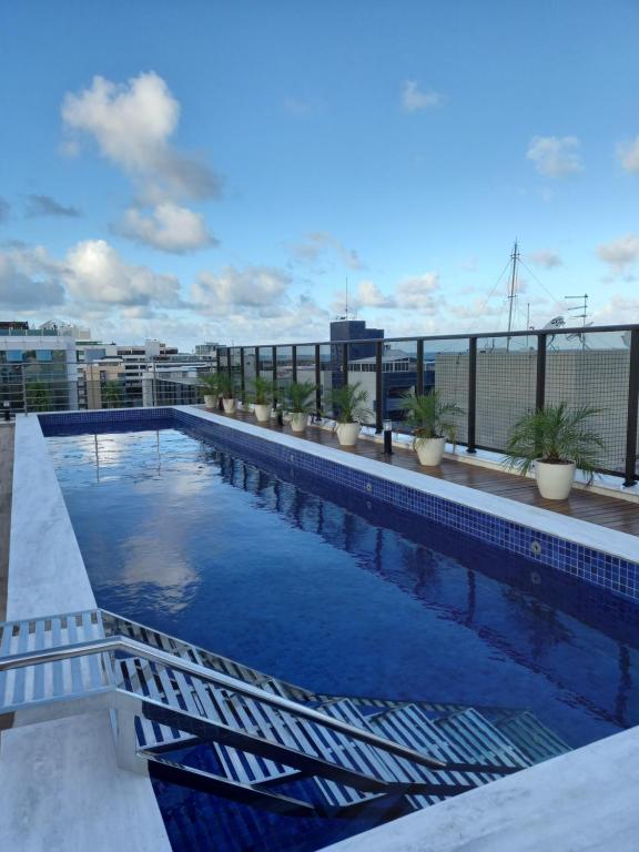 una piscina en la azotea de un edificio en Flat a uma quadra da PRAIA e do LARGO DE TAMBAÚ, principal ponto turístico da praia do CABO BRANCO!, en João Pessoa